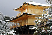 雪に一層と映える金閣寺の眩さ